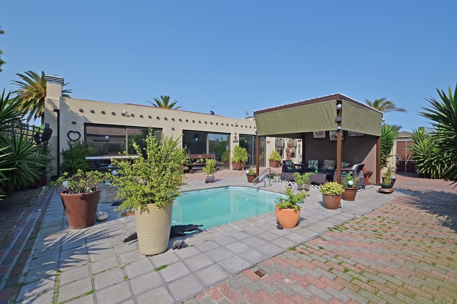 7 Bedroom Property for Sale in Bloubergrant Western Cape